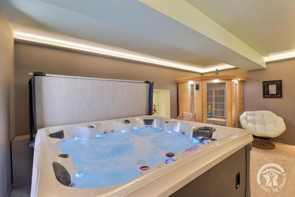 L'auge bleue, Ercé-en-Lamée