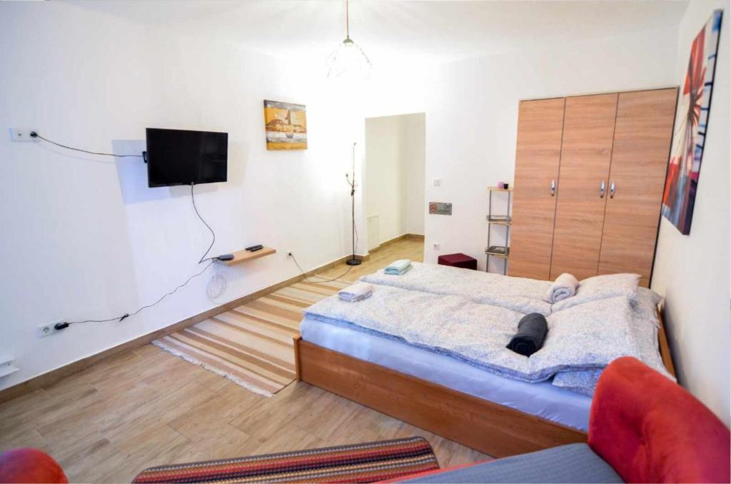 Breezy Apartment - 3