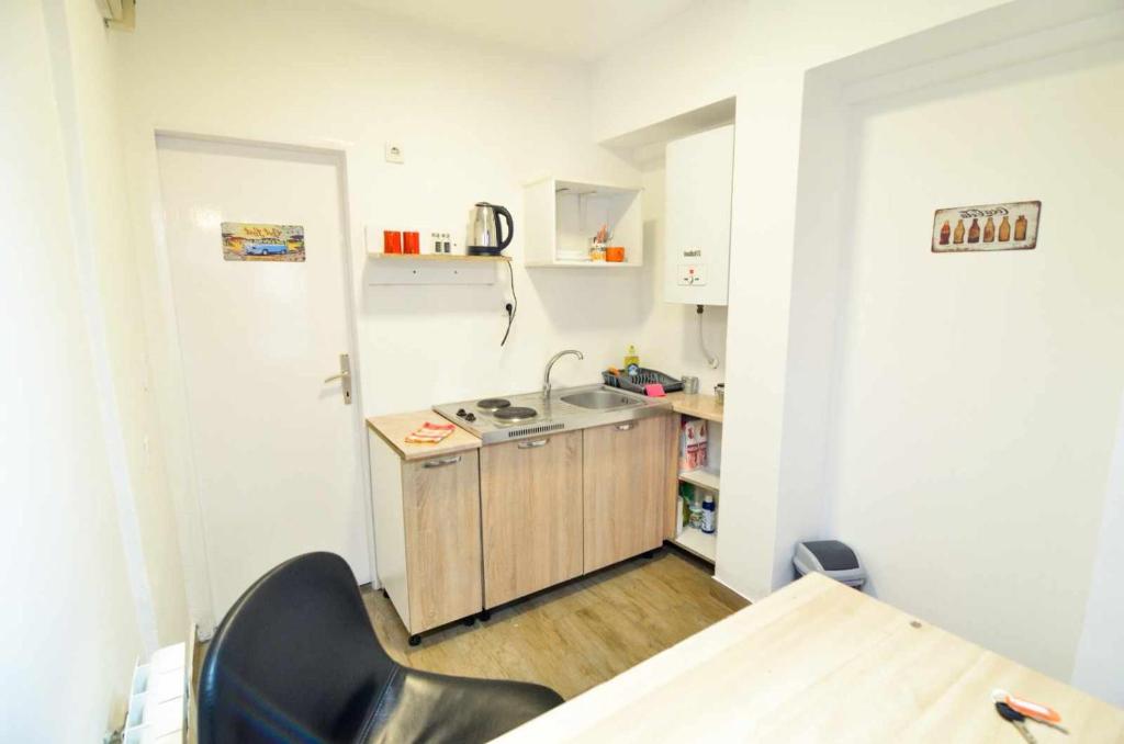 Breezy Apartment - 4