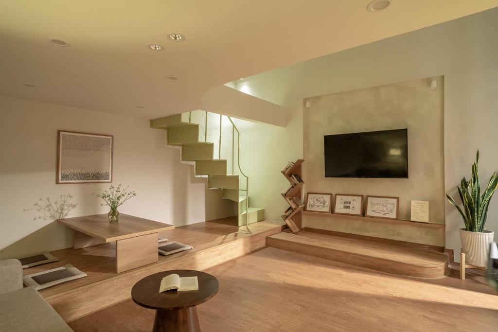 Lucy Homee apartment