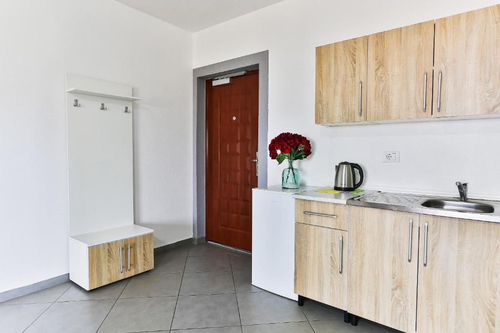 ZUTI MJESEC apatmani, Bar