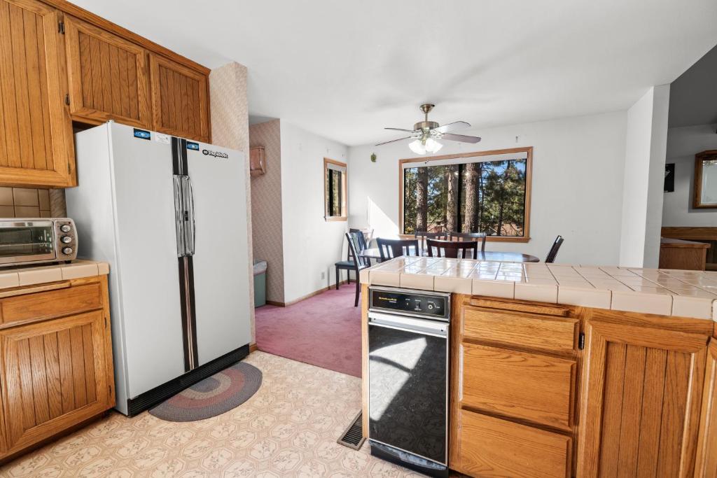 Silver Rays - Game room with pool table & air hockey! Close to the slopes!!, Big Bear Lake