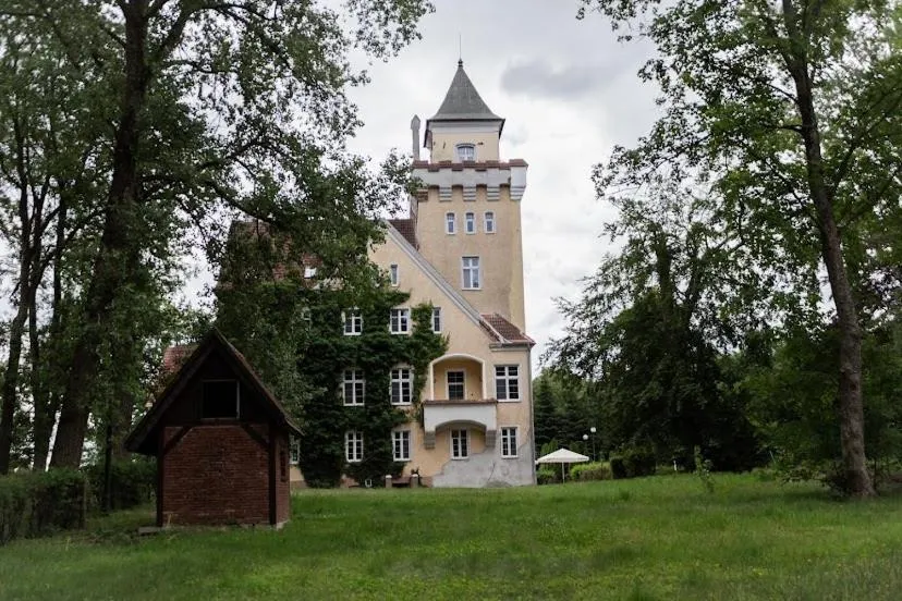 Zamek Nowęcin，位于韦巴的酒店