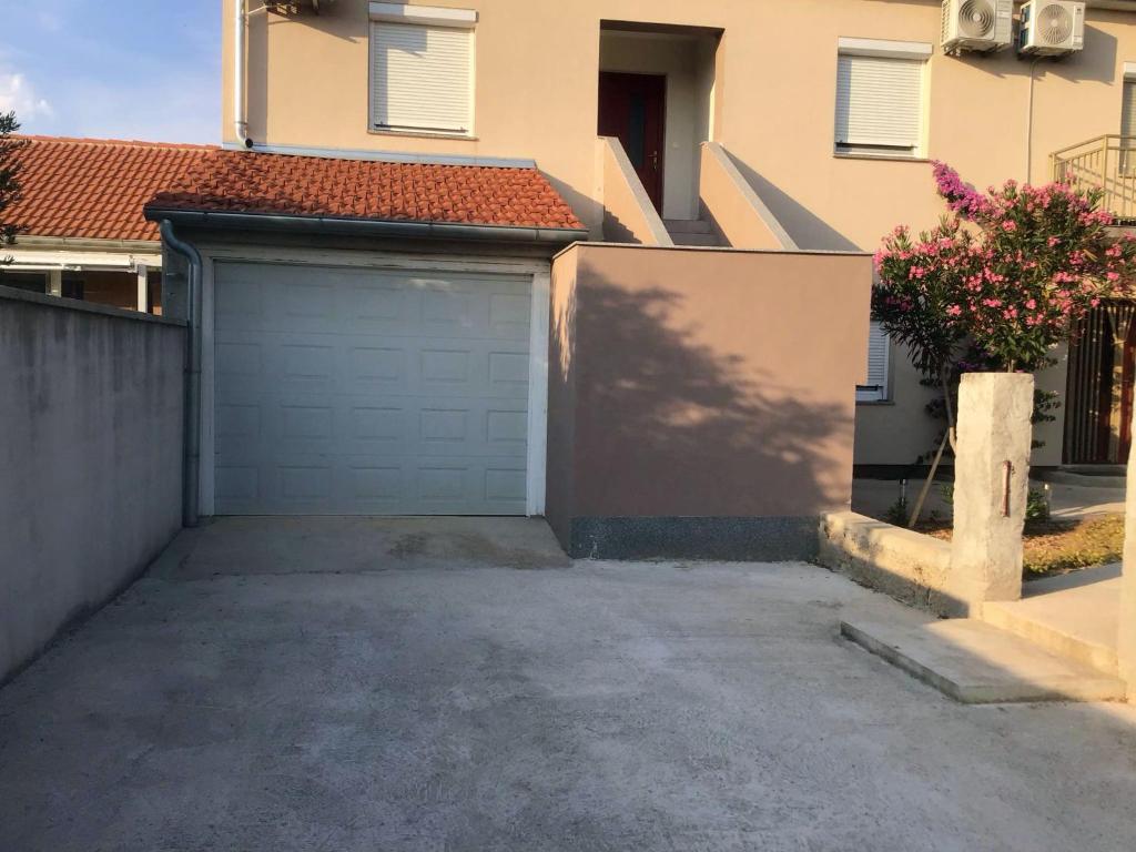 Dan's Apartment, Biograd na Moru