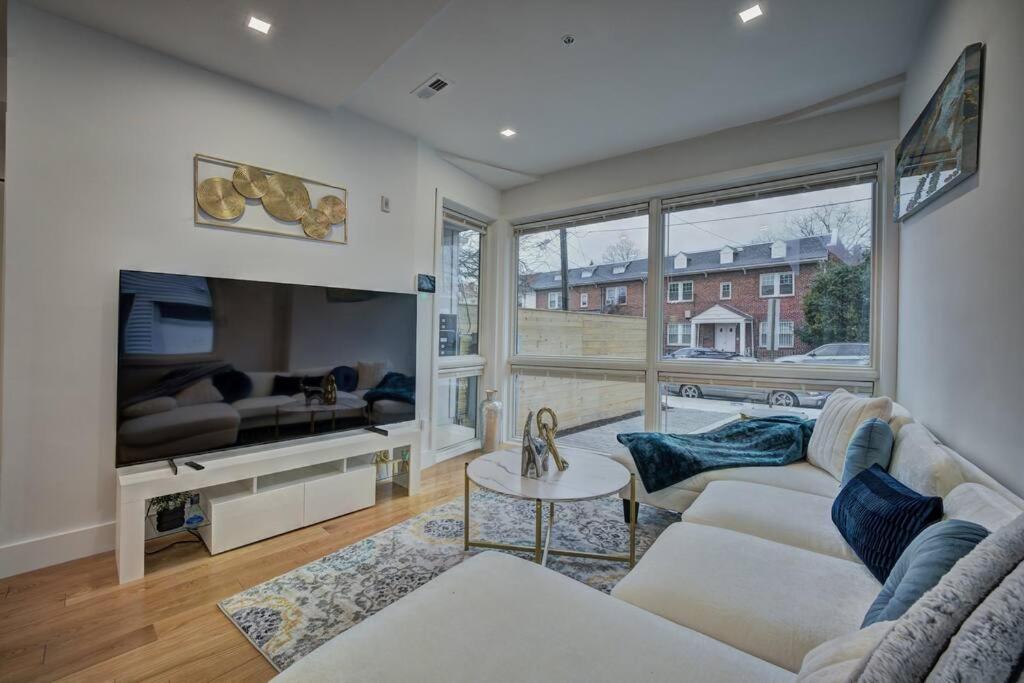 Modern, Gorgeous & Luxury Gem - 5 Stars Location, Washington