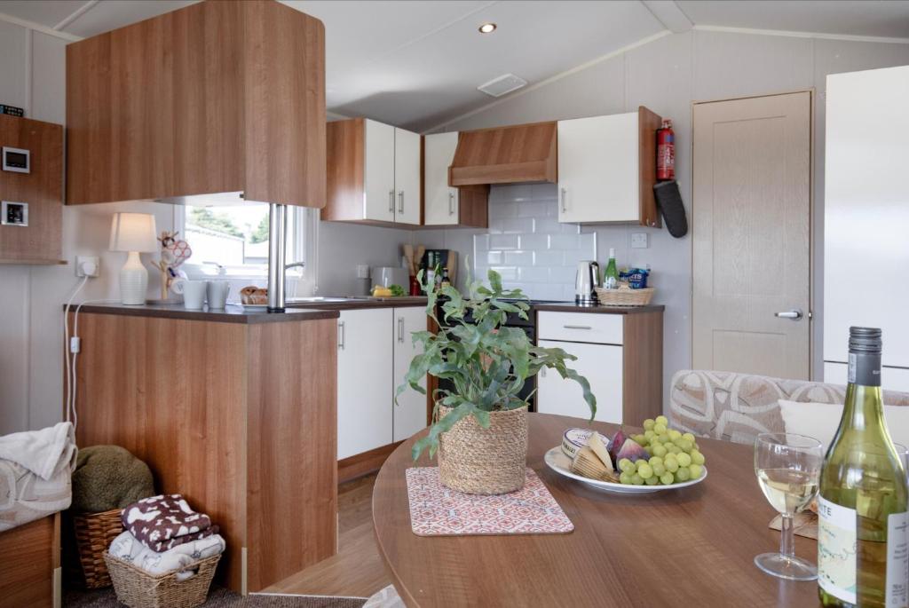 Cheerful Holiday Home at Landscove Holiday Park, Brixham photo 8