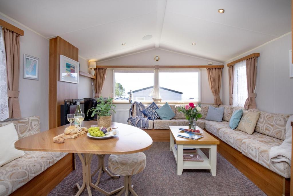 Cheerful Holiday Home at Landscove Holiday Park, Brixham photo 2