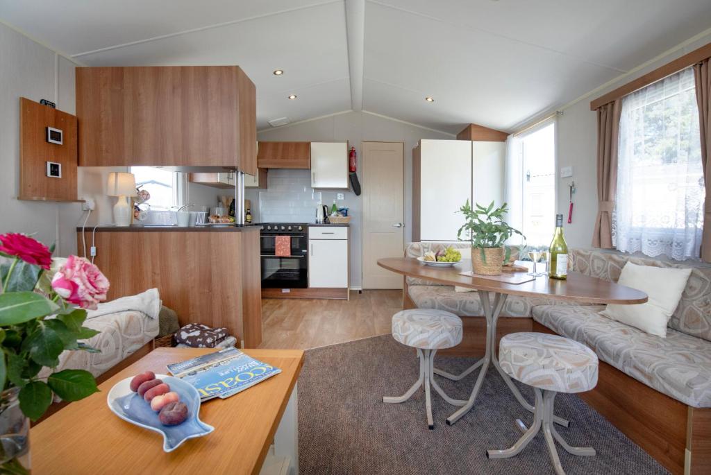 Cheerful Holiday Home at Landscove Holiday Park, Brixham photo 3