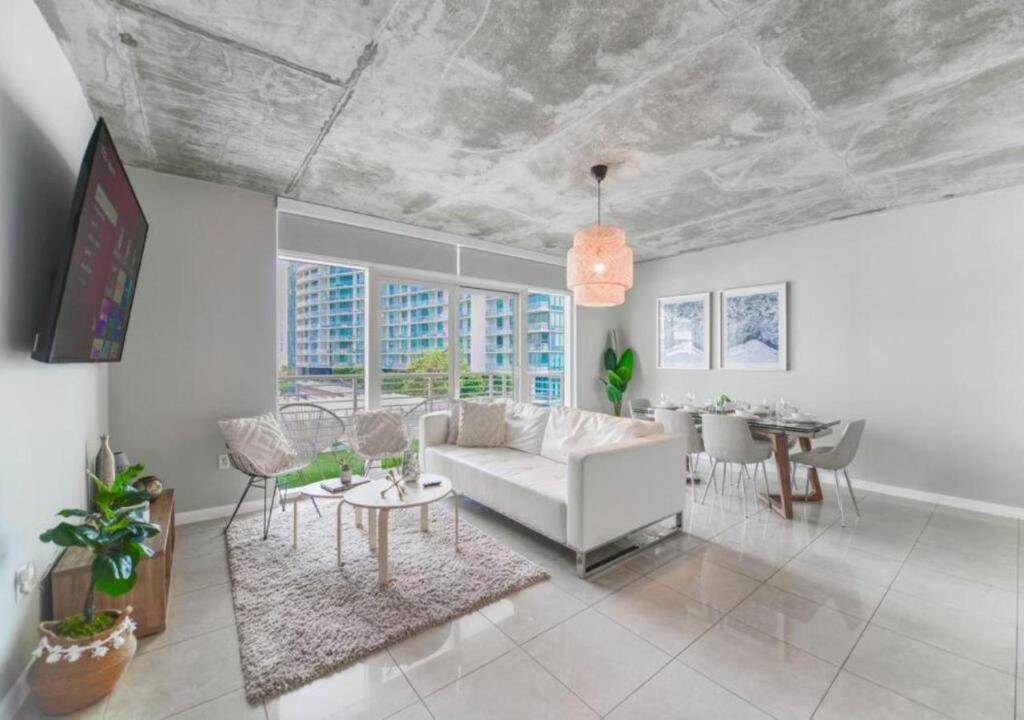 Amazing Condo with Pool at Midblock Miami, Miami