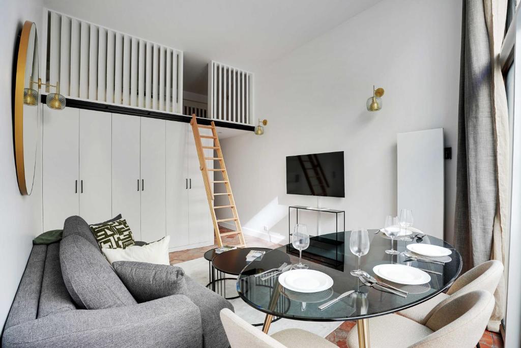 Magnifique appt avec 2 salons- 1BD-6P - Notre-Dame - 2