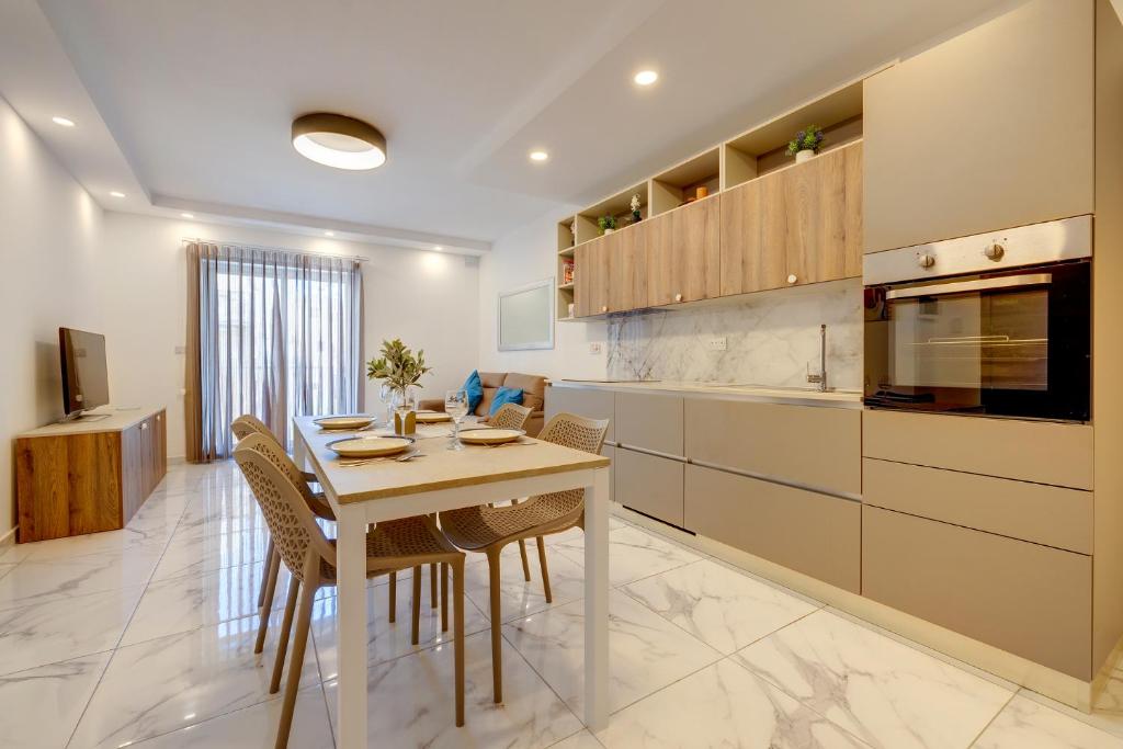 Stylish 2BR Getaway Steps from the Promenade, Sliema