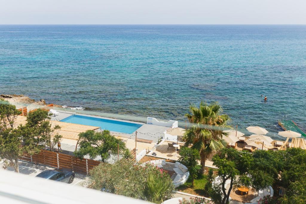 Azure Bay, Ayia Varvara