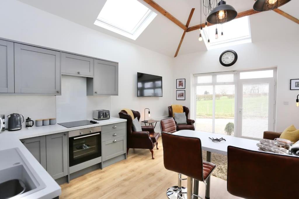 Stunning Coach House with two bedrooms and parking, Hambleton