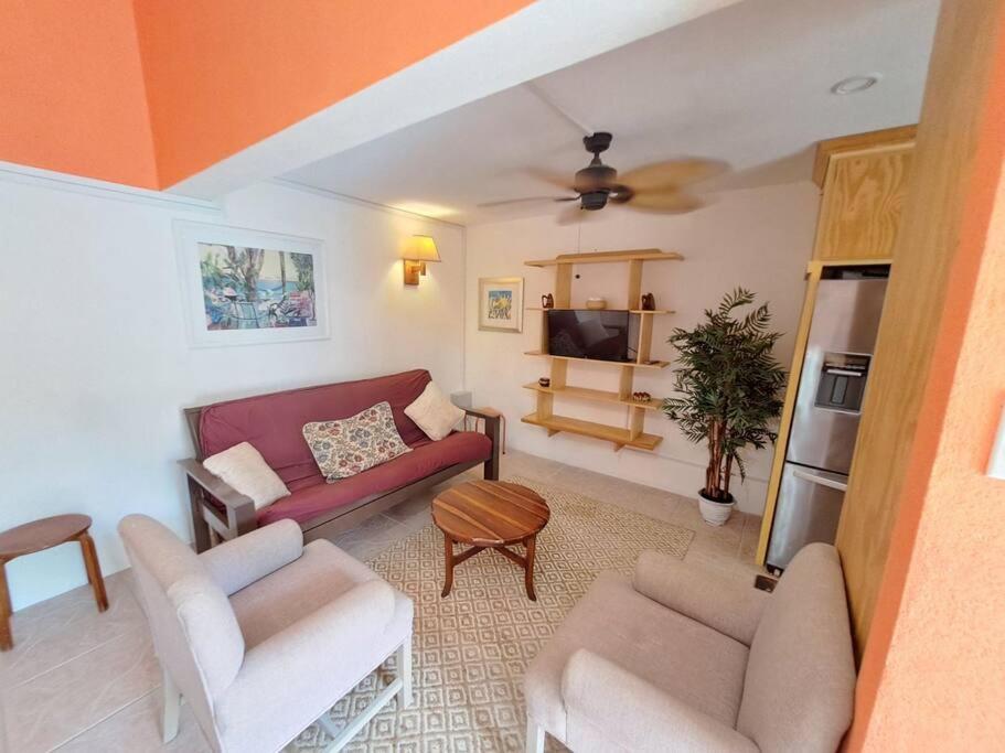 Oceanfront Apartment in Oistins, Sufer's Point!, Christ Church