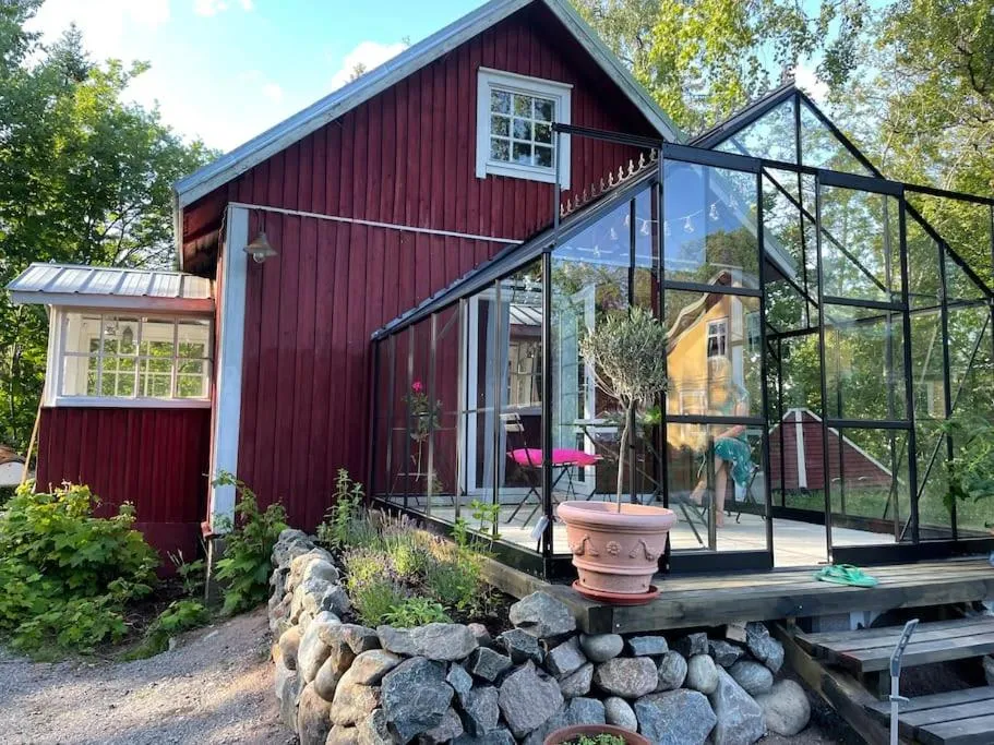 Den lilla röda stugan, hotel in Kirjala