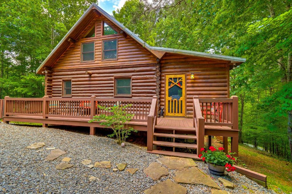 Blue Ridge Log Cabin with Hot Tub and Game Room!, Blue Ridge