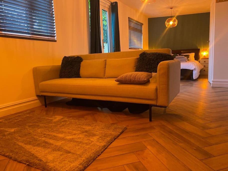 Cozy Cabin with Modern Comforts, Wootton