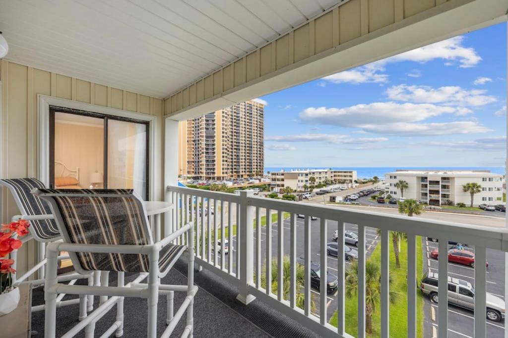 Oceanview Escape at Blue Horizon 4-Bed Condo with Pool by myBeach Vacation Rentals, Myrtle Beach