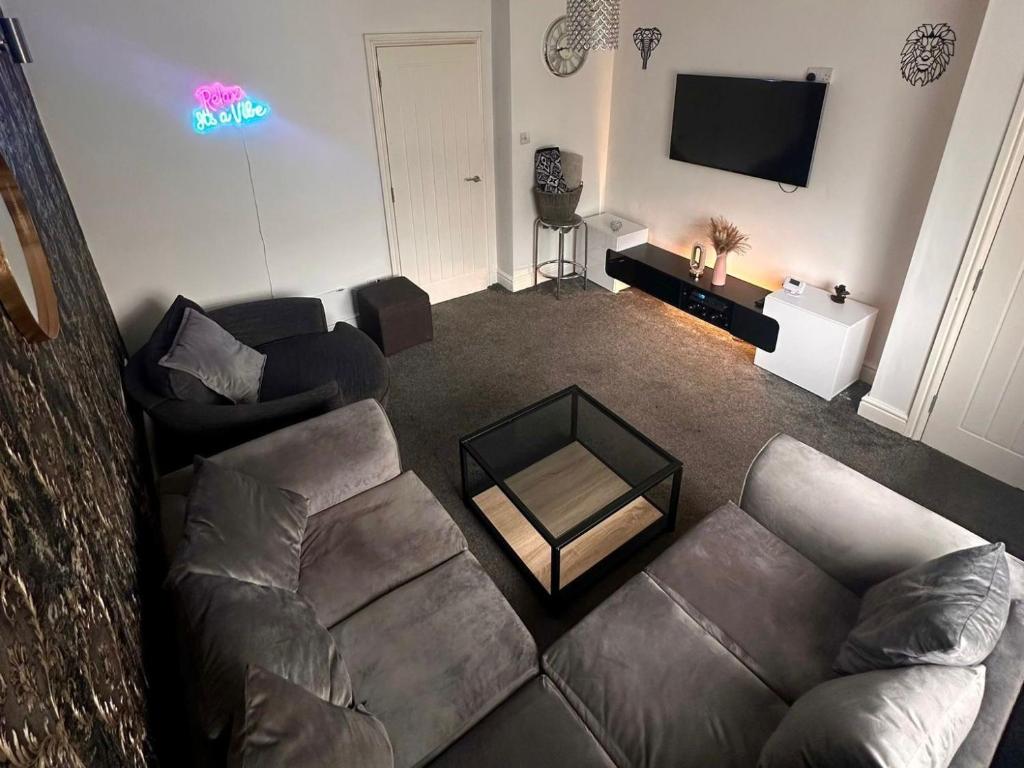 The Hideaway Home, Wibsey