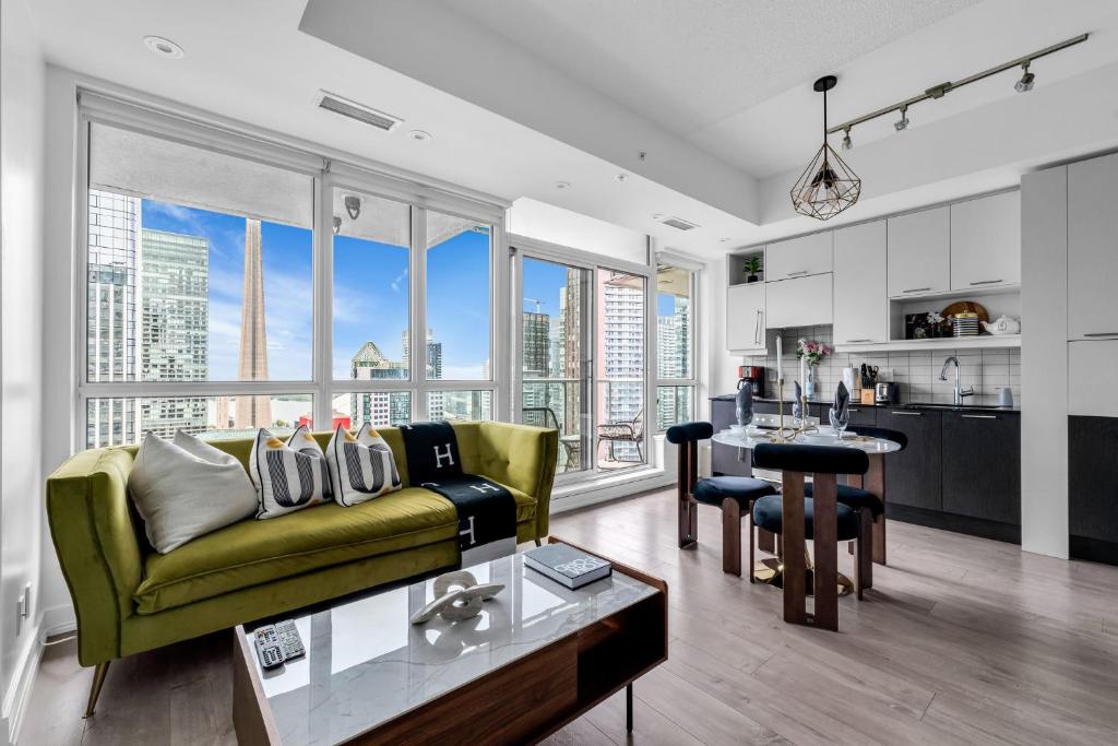 Deluxe 1BR Suite with bird's eye CN Tower Views, Toronto