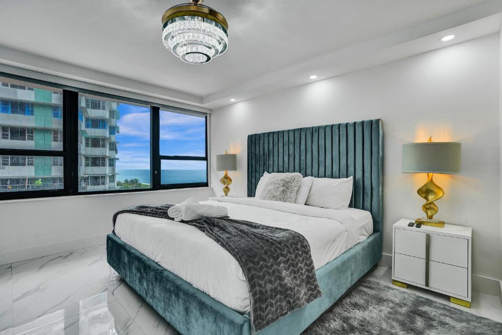 Cozy Ocean View Condo Beach Service and Pool 808, Miami Beach