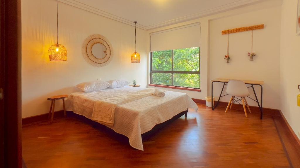 Habitación central con baño compartido Poblado-B14 - 2