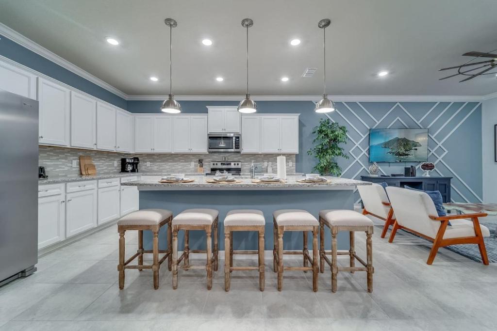 Living Large on Lelani, Davenport