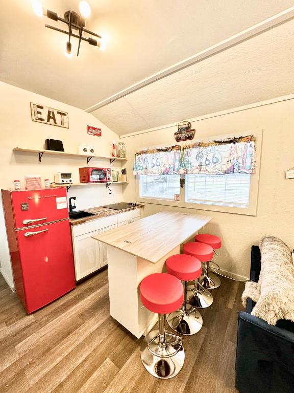 Charming Rt 66 Tiny Cabin-Mins to Main St, Bandera