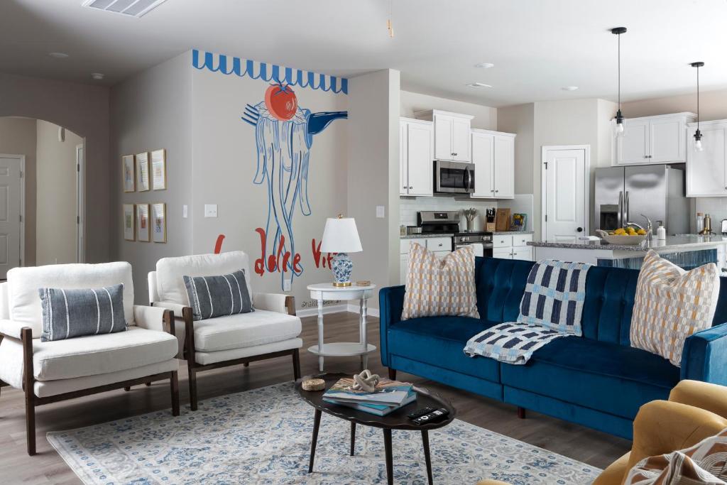 Spacious 4BD Retreat - Central Location - Backyard, Charlotte