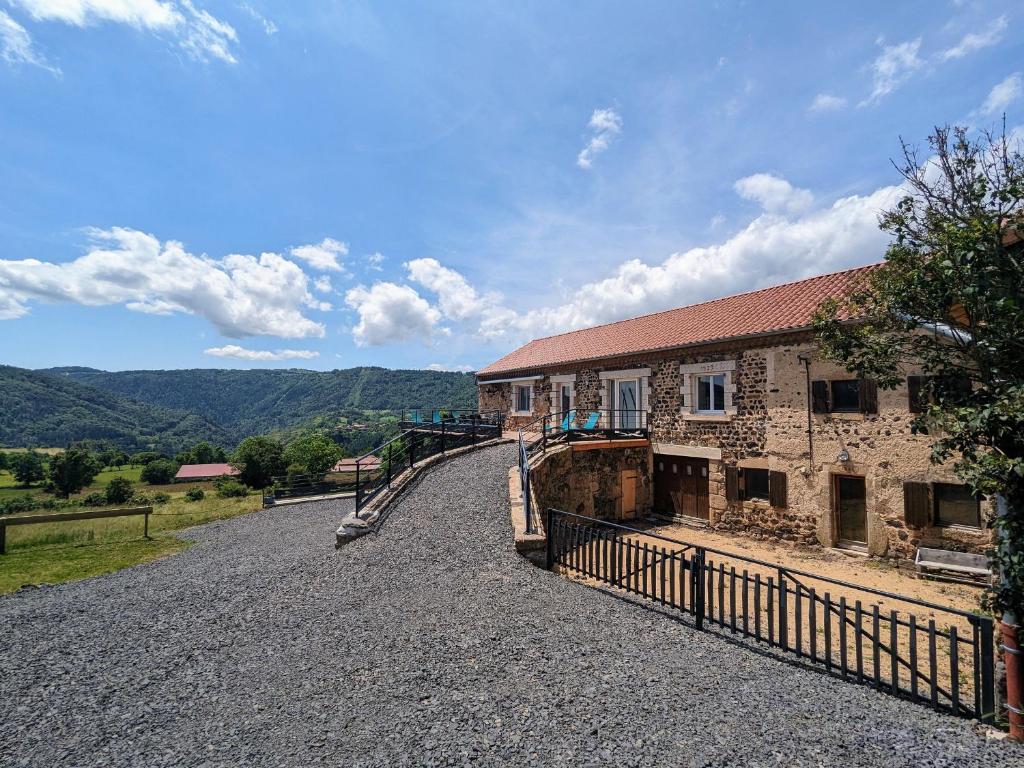 Gîte authentique et confortable avec vaste terrain et vue imprenable à Saint-Privat-d'Allier - FR-1-582-478, Saint-Privat-dʼAllier