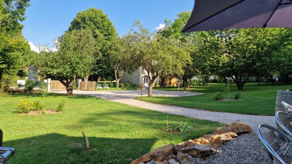 Gîte l'Enclos Ô rendez-vous Roquefeuil-Pays de sault- avec jardin, Roquefeuil