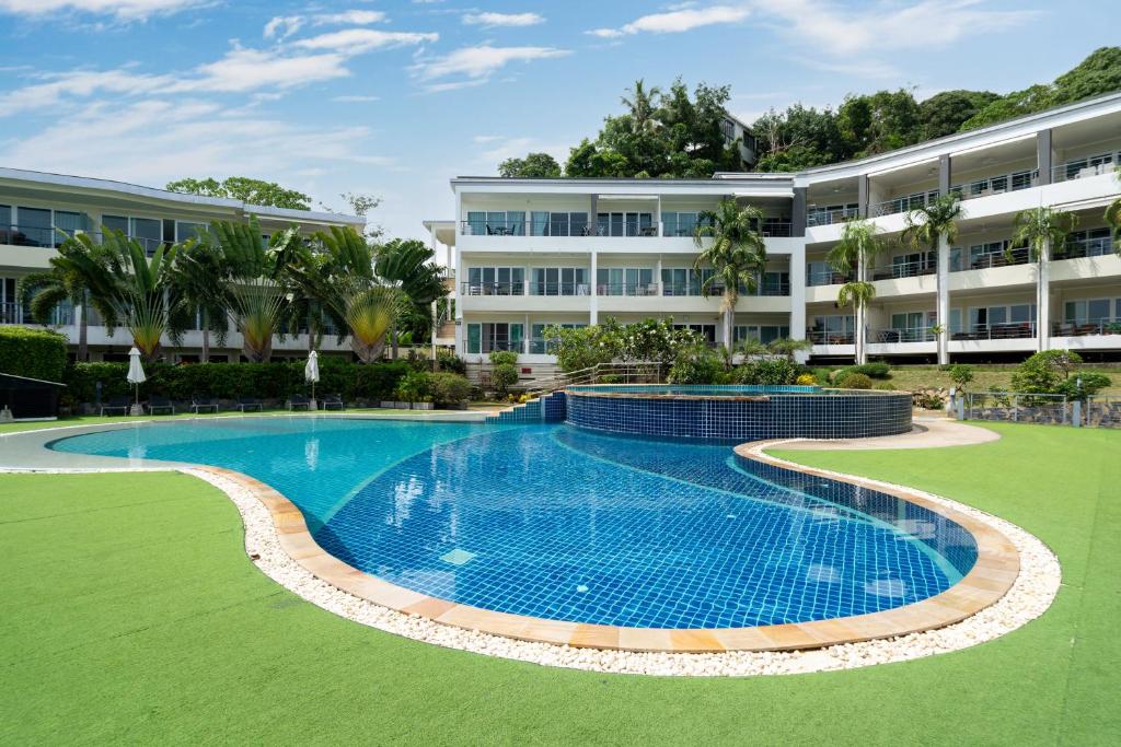 Sea View 2BR Apartment E106 with Pool Access in Karon Papillon Residence, Ban Karon