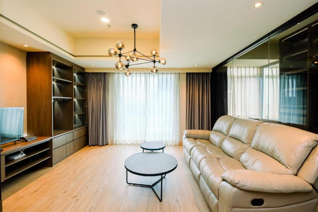Nice and Elegant 1BR at The Kensington Royal Suites Apartment By Travelio, Jakarta