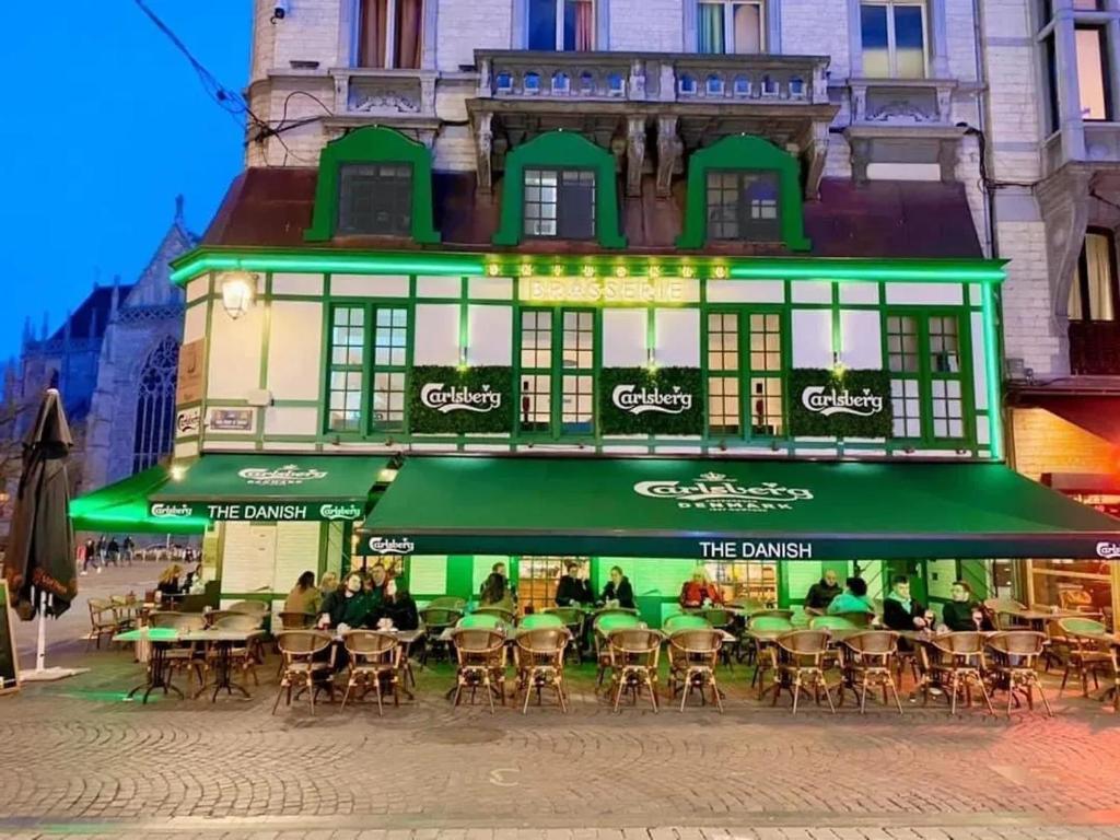 Charming Apartment in Liège City Centre with Parking Included, Lutych