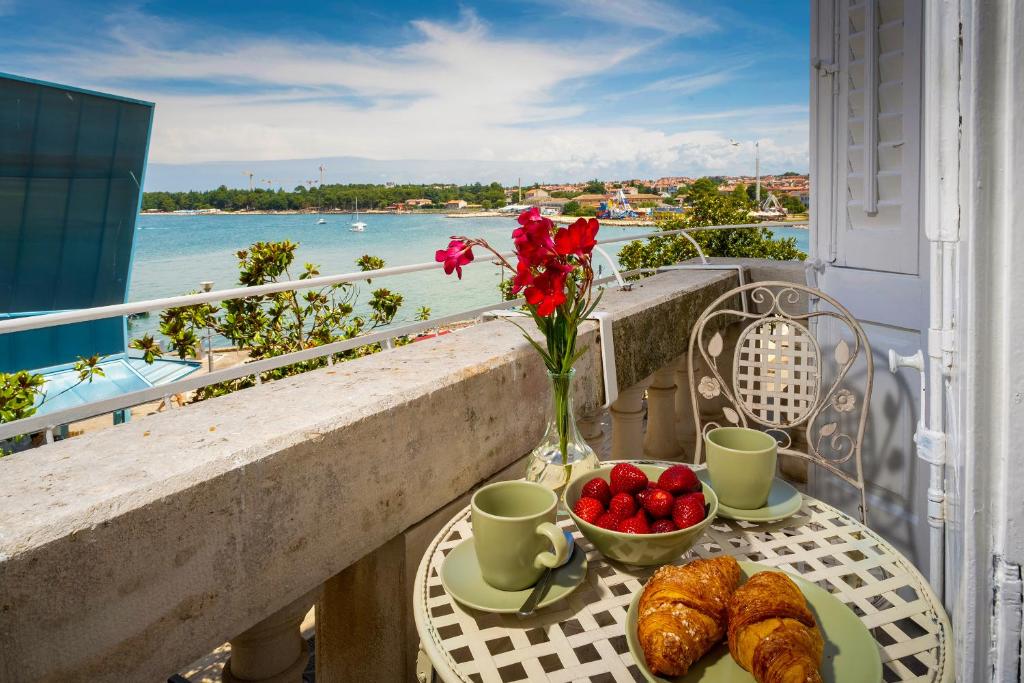 Romeo and Juliet Apartment with Balcony and Sea View, Poreč
