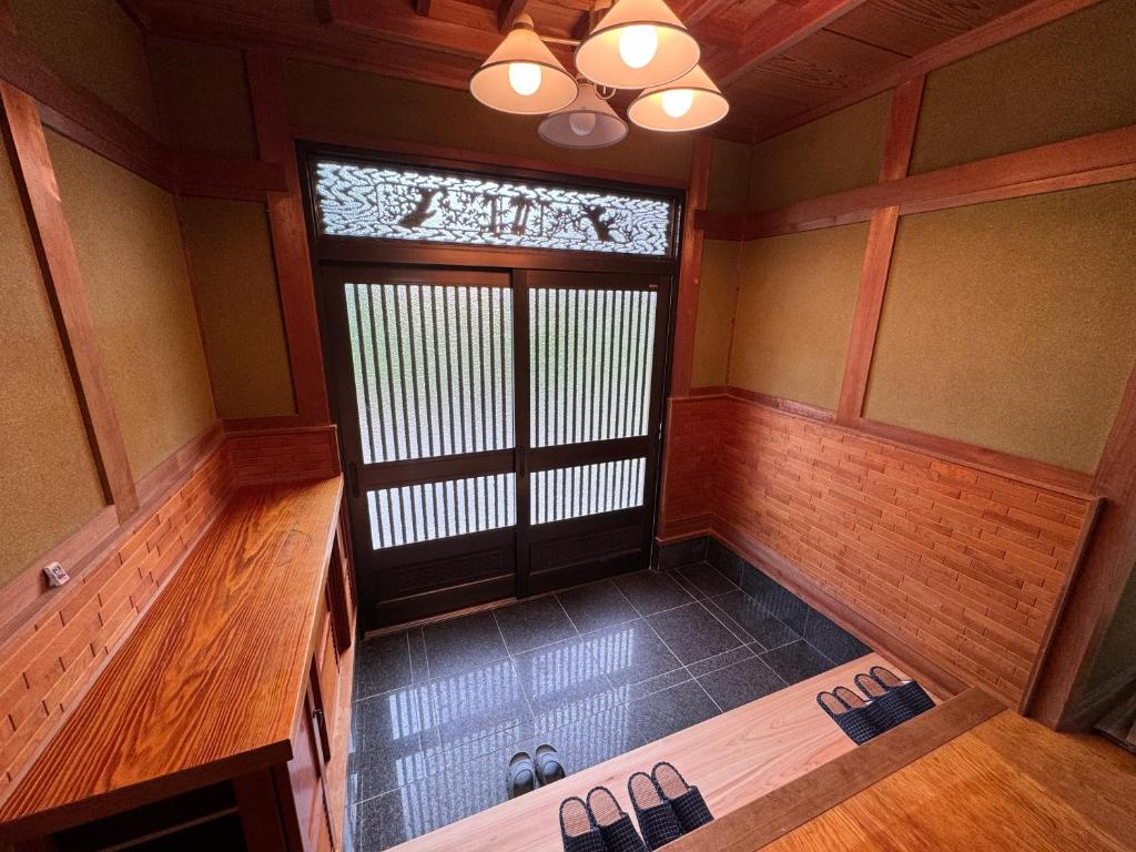 2. 虎のいえ Tra..