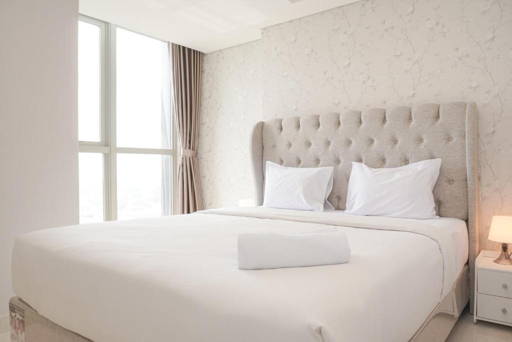 Modern Look 1BR with Golf Island and Sea View Gold Coast Apartment By Travelio, Jakarta