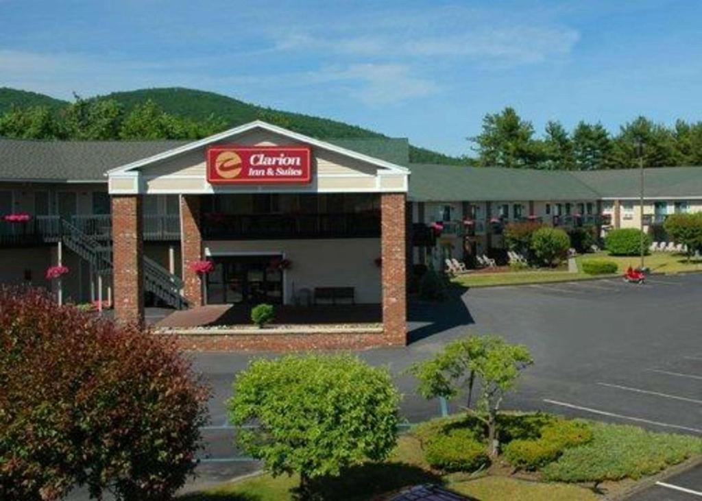 Clarion Inn & Suites at the Outlets of Lake George, Lake George