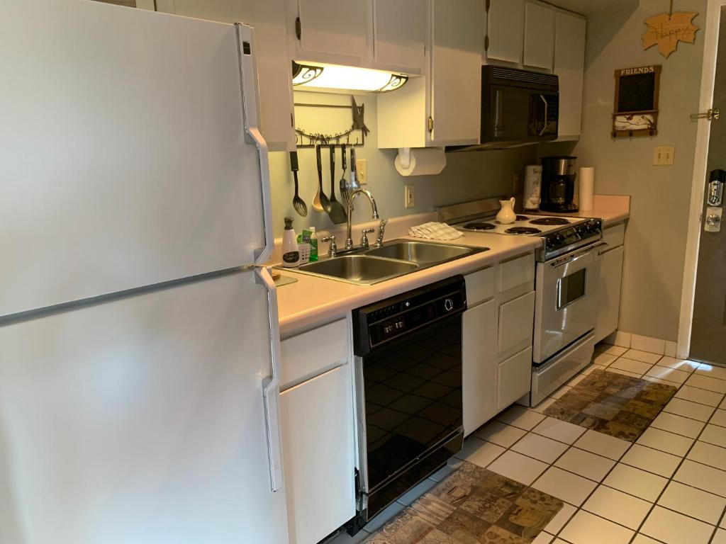 Kitchen, Laurel Inn in Gatlinburg (TN)