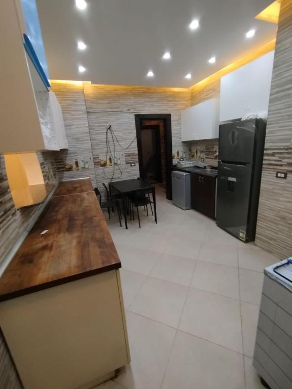 دوبلكس بيفرلي هيلز سوديك, Sheikh Zayed