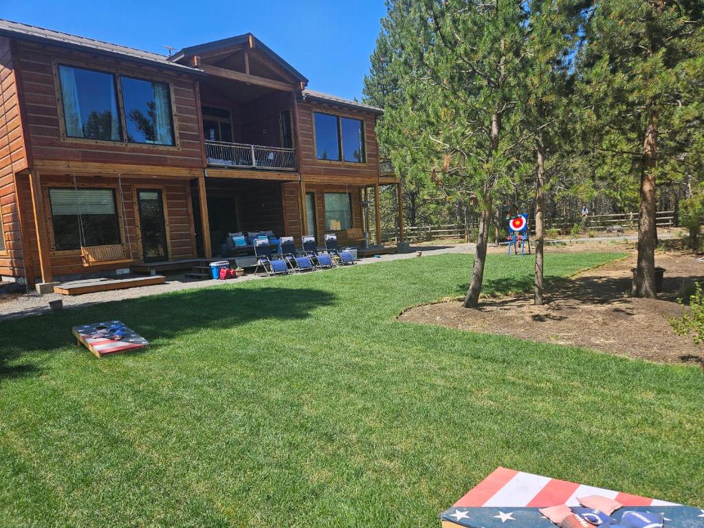 Beautiful Riverfront Near Mt Bachelor with Hot Tub, Bend