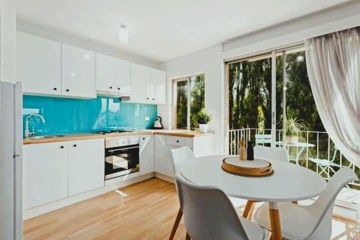 Renovated unit in leafy surrounds close to shops, Hobart