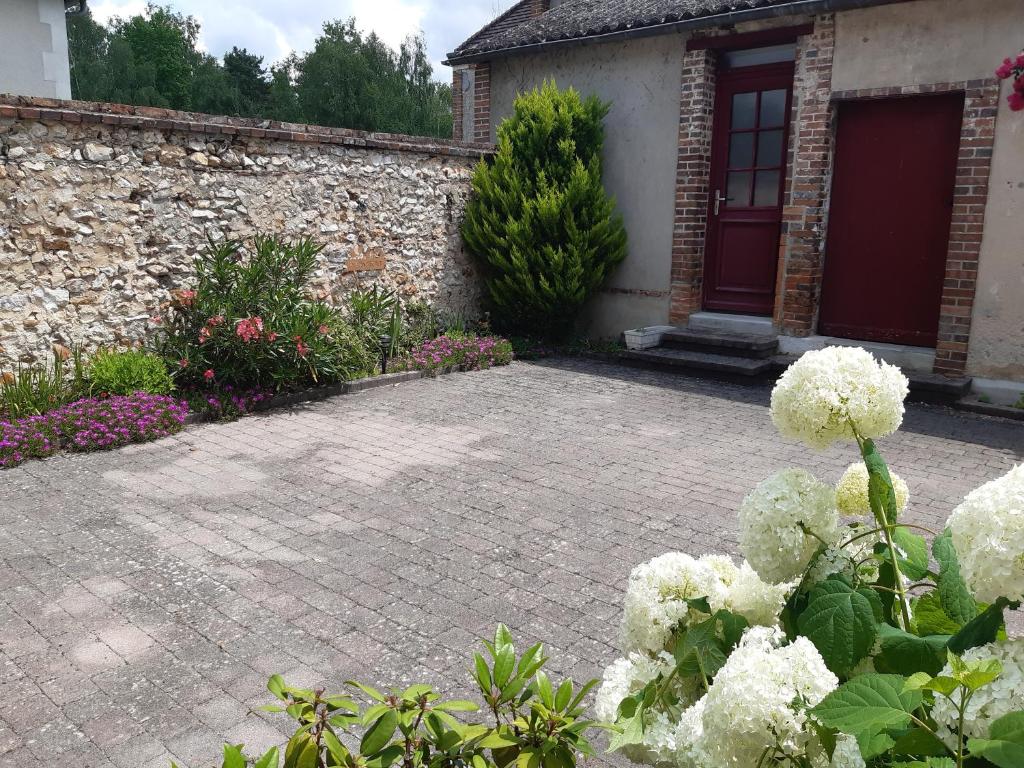 Les Volets rouges, Neuvy-sur-Barangeon