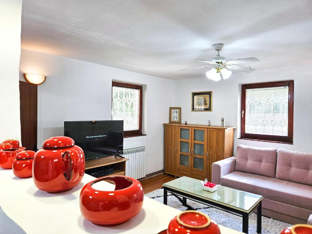 Sarajevo Pine Hideaway - Free Private Parking, Sarajevo