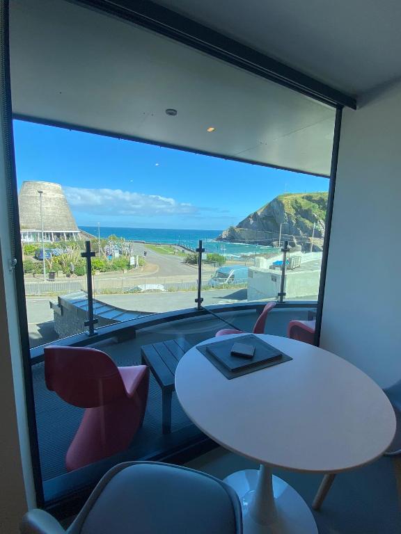 1 The View - pet-friendly seafront apartment in Ilfracombe