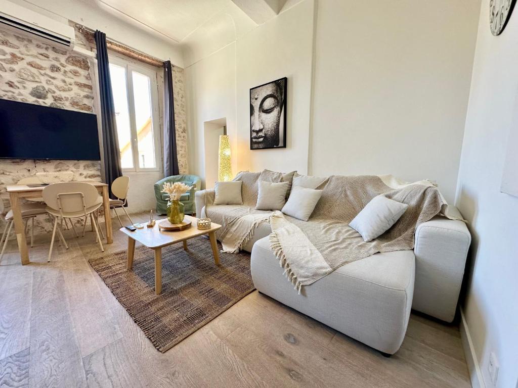 GORGEOUS BRAND NEW 2 BEDROOMS - 4