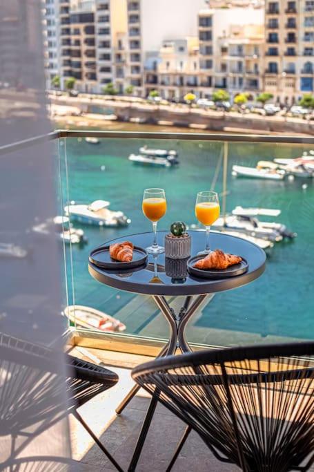 Stylish seafront Spinola Apartment, Saint Julianʼs