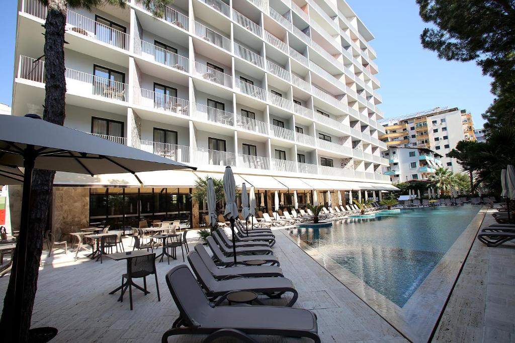 Durres Bay Hotel — Hotel building in Golem, Tirane