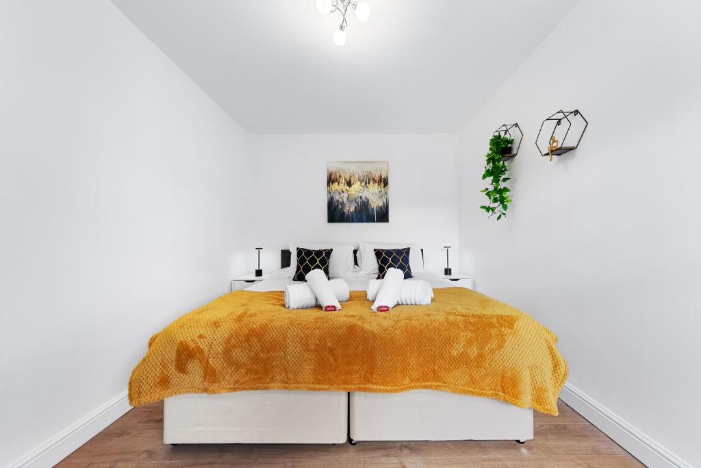 Spacious 3BR House w Priv Office or Cot area and Garden, Watford