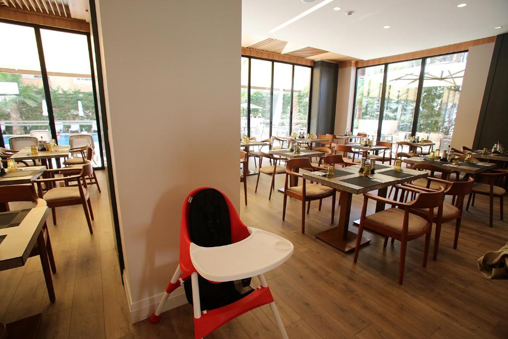 Durres Bay Hotel — Restaurant & bars in Golem, Tirane